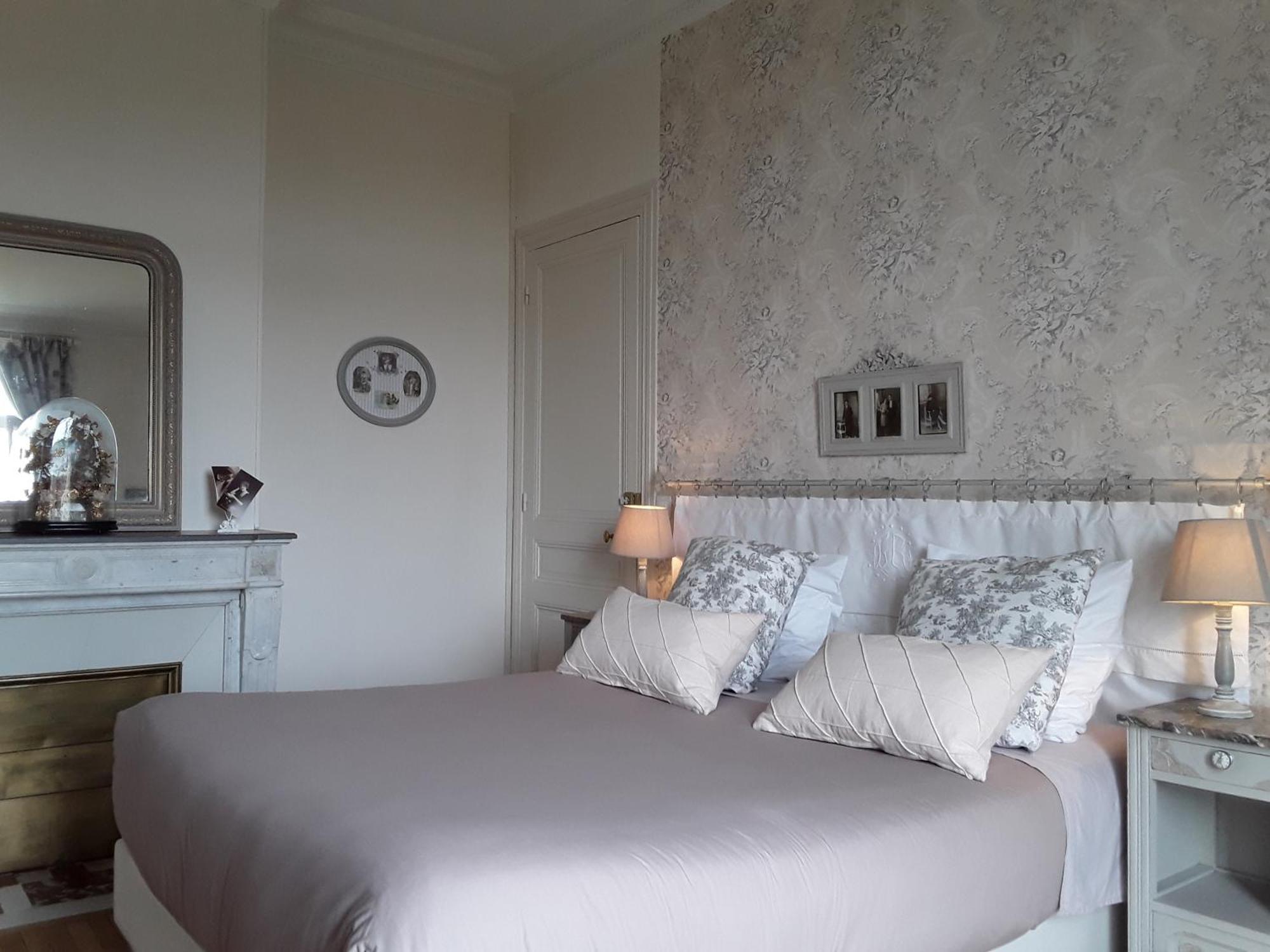 Le Manoir De Crisolles Bed & Breakfast Oda fotoğraf